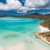 ウィットサンデー諸島、ヒル・インレット上空から望むホワイトヘブン・ビーチ © Tourism and Events Queensland