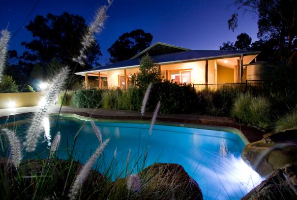 ニュー・サウス・ウェールズ州、ダボ、タロンガ・ウエスタン・プレインズ動物園、ズーファリ・ロッジ、宿泊施設の前にある屋外プールの夜景 © Taronga Western Plains Zoo