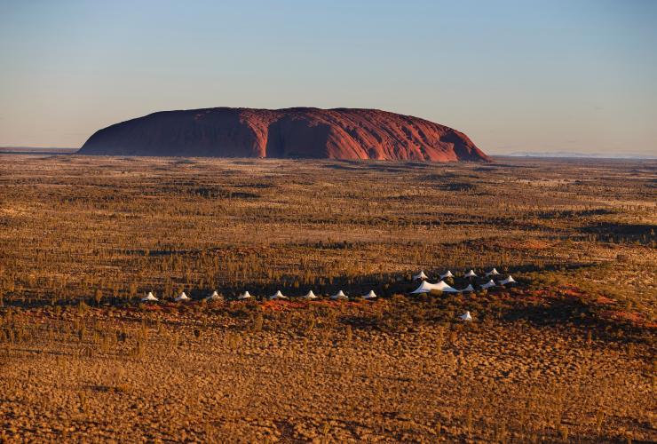 ノーザンテリトリー、レッドセンター、ウルル - カタ・ジュタ国立公園、ウルル周辺の自然の中に点在するロンギチュード131°のラグジュリー・テントの上空からの眺め © Luxury Lodges of Australia