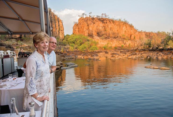 ノーザンテリトリー、ニトミルク国立公園、ナビリル・ドリーミング・サンセット・ディナー・クルーズ © Shaana McNaught / Tourism NT