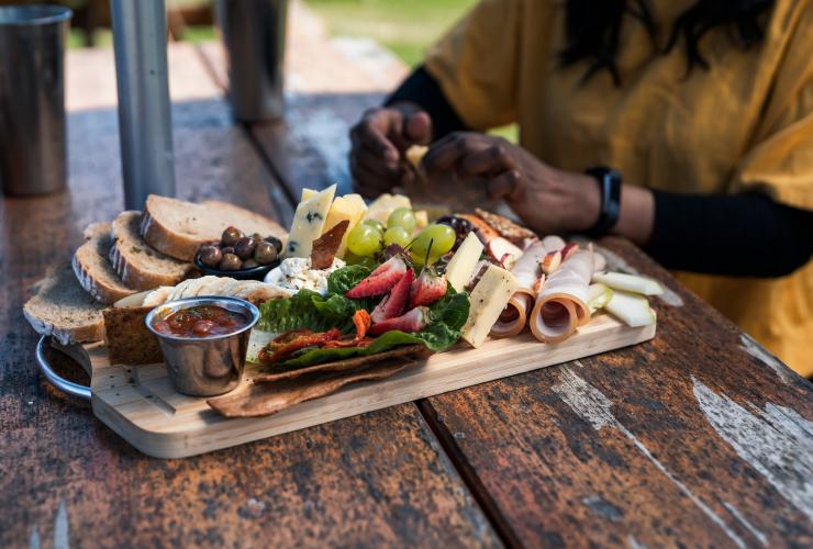 タスマニア州、ペンガーナ、ペンガーナ・デイリー・カンパニー © Tourism Australia