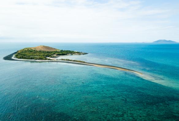クイーンズランド州、ウィットサンデー諸島、キャンプ・アイランド・ロッジ、青く澄んだ水面に浮かぶ緑豊かな島の空撮 © Camp Island Lodge