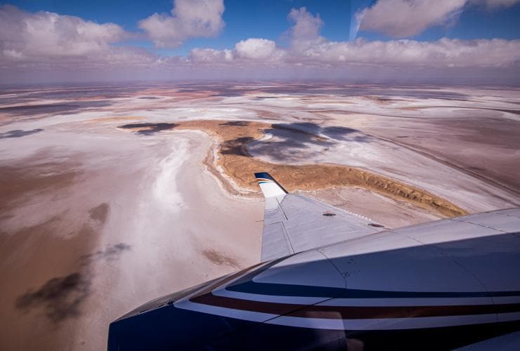 西オーストラリア州、エスペランス近郊のミドル島、空から見たヒリアー湖 © Tourism Western Australia