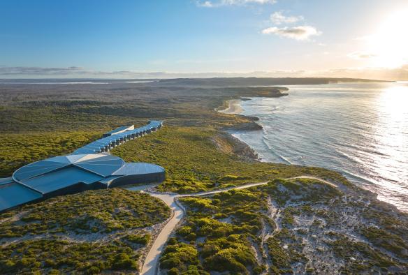 南オーストラリア州、カンガルー島、サザン・オーシャン・ロッジにて、荒々しい海岸線につながるブッシュランドの中に一列に建てられた宿泊施設の空撮 © Baillie Lodges