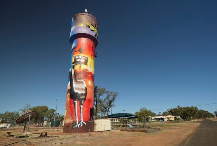 クイーンズランド州、アウトバック、絵が描かれたオーガセラ給水塔がある風景 © Tourism and Events Queensland