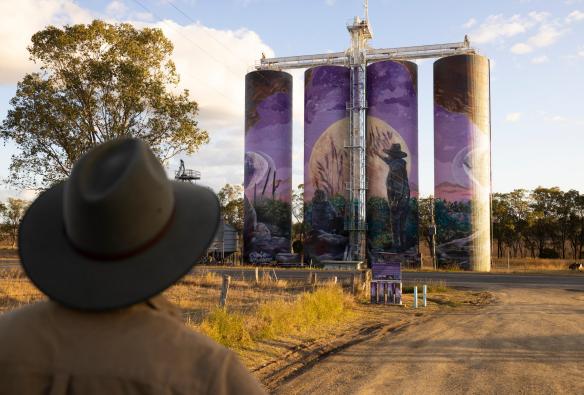 クイーンズランド州、スリー・ムーン、スリー・ムーンのサイロ・アートを眺める人々 © Tourism and Events Queensland