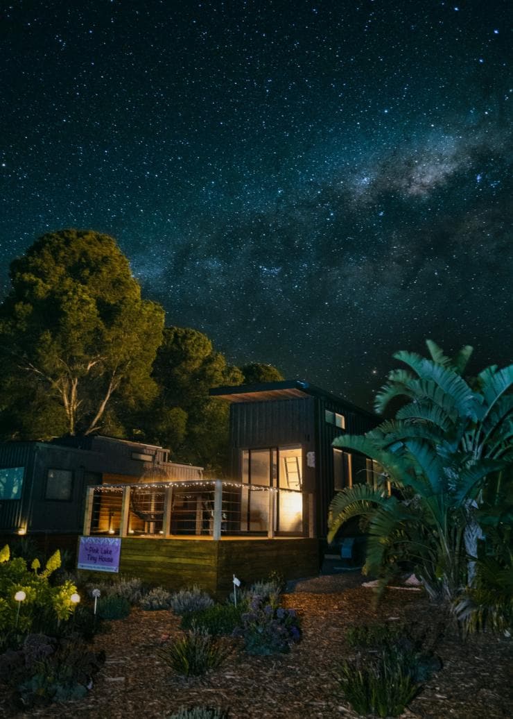 南オーストラリア州、クレア・バレー、ピンク・レイク・タイニーハウス、満天の星の下に佇むキャビンの外観 © South Australian Tourism Commission