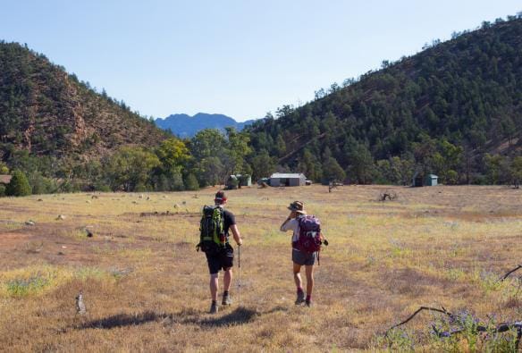 南オーストラリア州、フリンダース山脈、ブラックス・ギャップ・キャンプ、アルカバ・ウォーク © Wild Bush Luxury / Great Walks of Australia