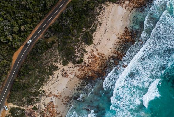 西オーストラリア州、ダンズボロー、イーグル湾、海岸線を縫うように走るハイウェイの空撮風景 © Tourism Western Australia
