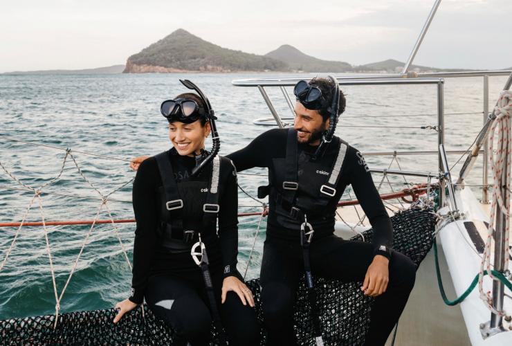 ポート・スティーブンス、ドルフィン・スイム・オーストラリアで、水上での一日を楽しむカップル © Destination NSW