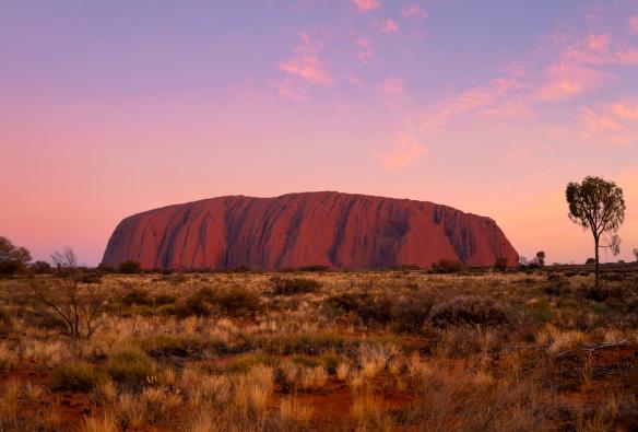 ノーザンテリトリー、ウルル－カタ・ジュタ国立公園、夕焼けの赤い巨大な岩  © Tourism Australia 