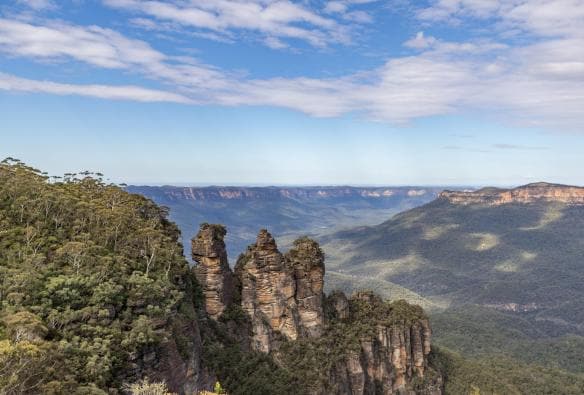ニュー・サウス・ウェールズ州、カトゥーンバ、ブルー・マウンテンズ、三つの岩山が並ぶ山脈の景色 © Tourism Australia