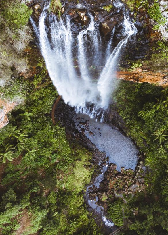 クイーンズランド州 、スプリングブルック国立公園、岩の洞窟から見える滝と水景色 © Tourism and Events Queensland