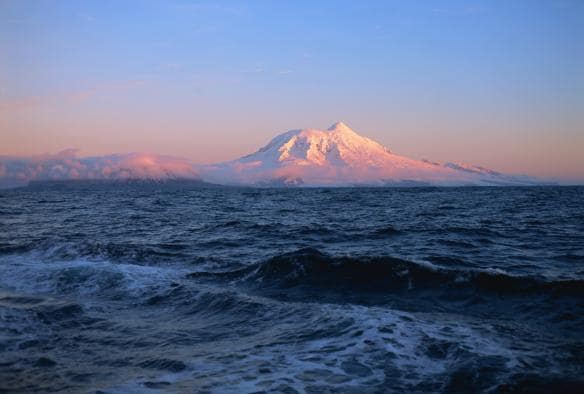 ハード島とマクドナルド諸島、霧と濃い青の海に囲まれた雪に覆われた火山 © 中村庸夫／アフロ Tsuneo Nakamura/AFLO