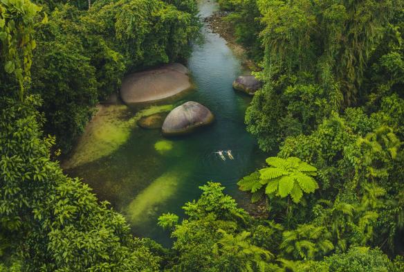クイーンズランド州、クイーンズランドの湿潤熱帯地域、熱帯雨林の川に浮かぶ二人空撮 © Tourism and Events Queensland 