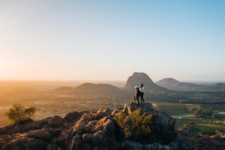 クイーンズランド州、グラスハウス・マウンテンのンガンガン山をハイキング © Jesse Lindemann / Tourism and Events Queensland