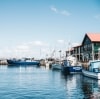 Những con tàu màu xanh đậu trên mặt nước yên ả của Cảng Hobart tại thành phố Hobart, Tasmania © Adam Gibson