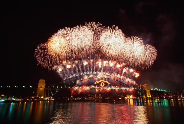 Pháo hoa nổ phía trên cây cầu vòm bắc qua cảng trong chương trình Pháo hoa đêm giao thừa, Sydney, New South Wales © Tourism Australia