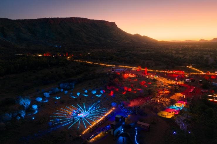 Ảnh chụp từ trên cao khu Alice Springs rực sáng trong ánh đèn nhiều màu sắc vào thời gian diễn ra Lễ hội Parrtjima, Thị trấn Alice Springs, Lãnh thổ phía Bắc © Tourism NT/Daniel Tran
