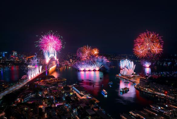 Pháo hoa bừng nổ trên cảng thành phố vào ban đêm trong màn Pháo hoa Đêm giao thừa, Thành phố Sydney, Tiểu bang New South Wales © Destination NSW