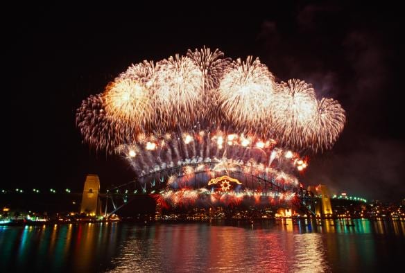 Pháo hoa bừng bắn trên cây cầu vòm thép trong màn Pháo hoa Đêm giao thừa, Thành phố Sydney, Tiểu bang New South Wales © Tourism Australia
