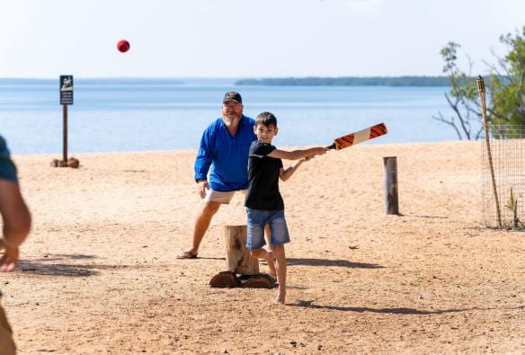 Một nhóm người đang chơi bóng gậy trên bãi biển tại Crab Claw Island Resort, Vùng Bynoe, Lãnh thổ phía Bắc © Tourism Australia