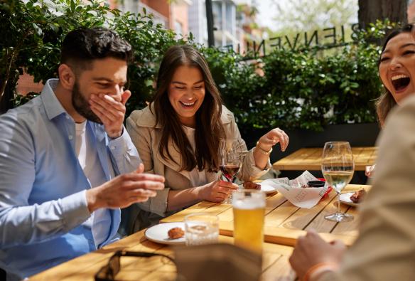 Một nhóm bạn cười nói rộn ràng trong khi dùng bữa tại nhà hàng NOLA, thành phố Adelaide, tiểu bang Nam Úc © South Australian Tourism Commission