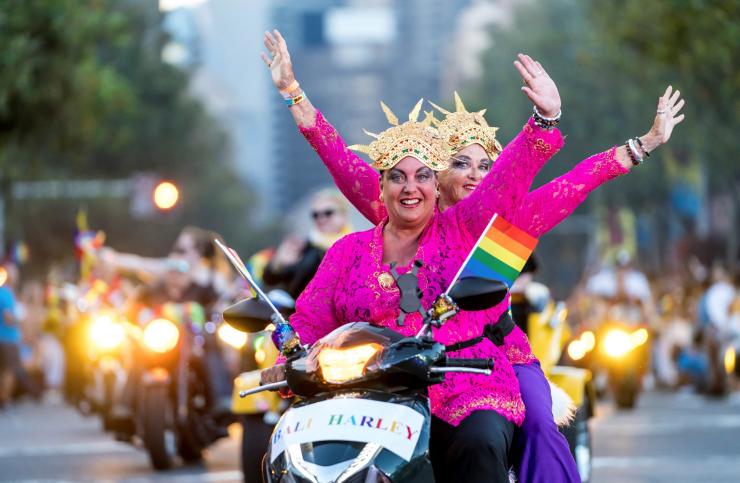 Hai người đi mô tô mặc đồ hồng rực rỡ vẫy tay chào ống kính tại Lễ hội cho người đồng tính Mardi Gras ở Sydney (Sydney Gay and Lesbian Mardi Gras), Thành phố Sydney, Tiểu bang New South Wales © Jeffrey Feng