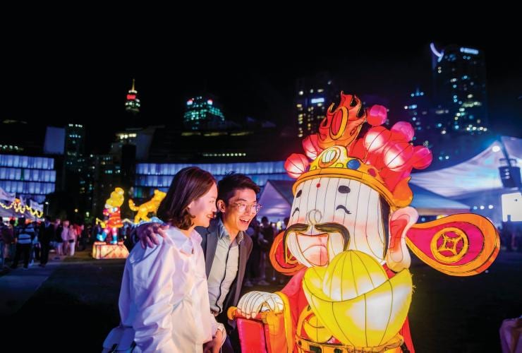 Một cặp đôi chiêm ngưỡng tác phẩm ánh sáng trong dịp Tết Nguyên đán tại thành phố Sydney, tiểu bang New South Wales © Destination NSW