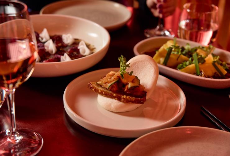 Ảnh chụp từ trên cao các món ăn phong cách Á kết hợp tại nhà hàng Lucy Liu Kitchen and Bar, thành phố Melbourne, tiểu bang Victoria © Visit Victoria