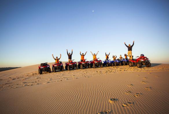 Sand Dune Adventures, Bãi biển Stockton, Port Stephens, Tiểu bang New South Wales © Tourism Australia