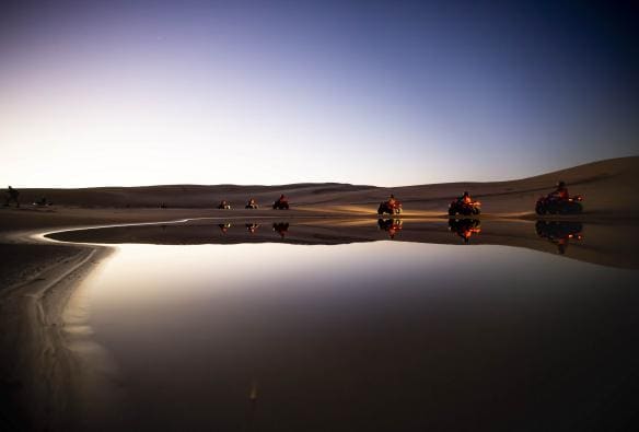 Sand Dune Adventures, Bãi biển Stockton, Port Stephens, Tiểu bang New South Wales © Tourism Australia