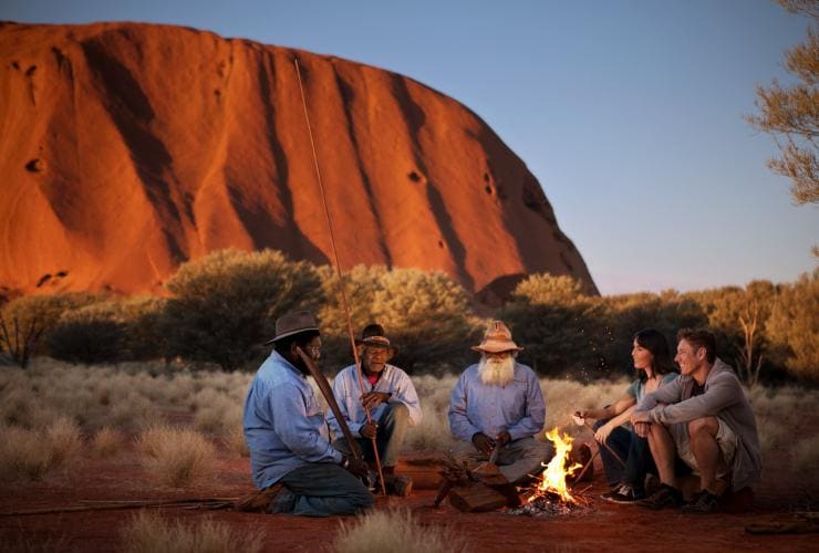Uluru Aboriginal Tours, Vườn quốc gia Uluru-Kata Tjuta, NT © Tourism Australia