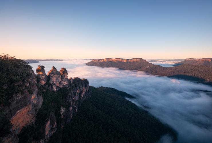 Bãi đá Ba Chị Em (Three Sisters), vùng núi Blue Mountains, NSW © Tourism Australia