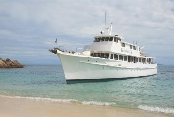 Một chiếc thuyền lớn, sang trọng cập bến một bãi biển cát trắng, Elizabeth EII Luxury Liveaboard Charters, Thành phố Mackay, Tiểu bang Queensland © Elizabeth EII Luxury Liveaboard Charters
