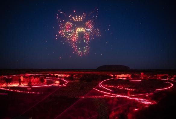 Một dàn drone tạo hình chú chó trên bầu trời đêm, phía trên field of lights tại Wintjiri Wiru, Vườn quốc gia Uluru-Kata Tjuta, Lãnh thổ phía Bắc © Getty Images for Voyages Indigenous Tourism Australia