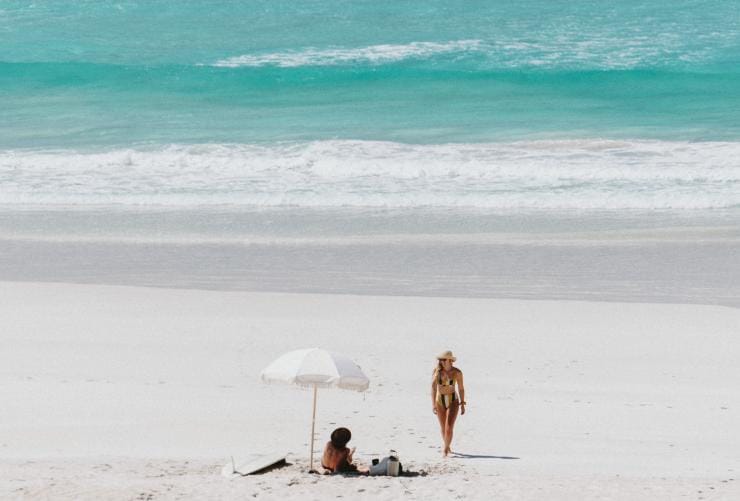 Couple enjoying Almonta Beach, Eyre Peninsula, SA © Glenn Ferguson