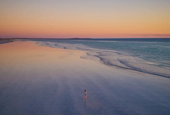 Bãi biển Cable, thị trấn Broome, Tây Úc © Tourism Australia