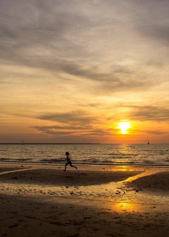 Bãi biển Mindil, Thành phố Darwin, Lãnh thổ phía Bắc © Tourism Australia