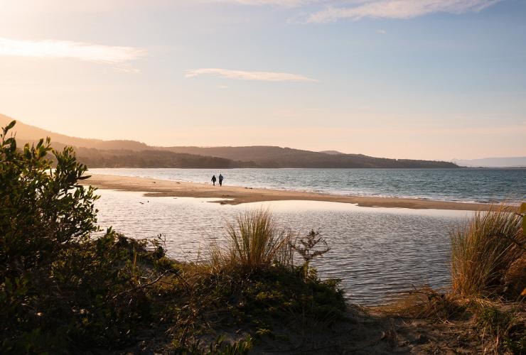Adventure Bay, Bruny Island, Tasmania © Tourism Australia
