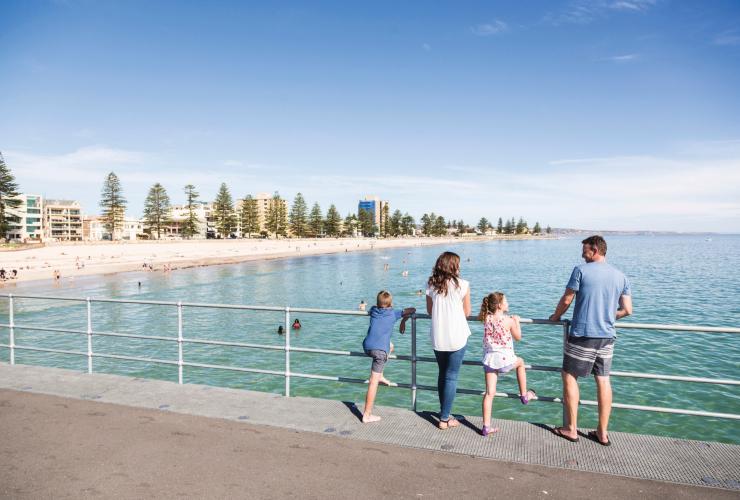 Một gia đình gồm bố mẹ và hai con đang đứng trên cầu tàu ngắm biển, Glenelg, Thành phố Adelaide, Tiểu bang Nam Úc © South Australian Tourism Commission