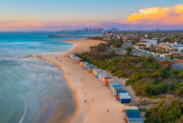 Ảnh chụp từ trên cao về bãi biển cát vàng với dãy hộp tắm nhiều màu sắc, Bãi biển Brighton, Thành phố Melbourne, Tiểu bang Victoria © Tourism Australia
