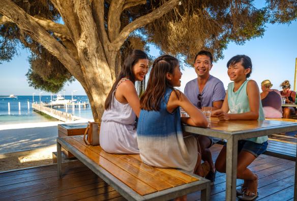 Một gia đình đang dùng bữa tại bàn dã ngoại bên bãi biển, Đảo Rottnest, Tiểu bang Tây Úc © Dan Avila Photography