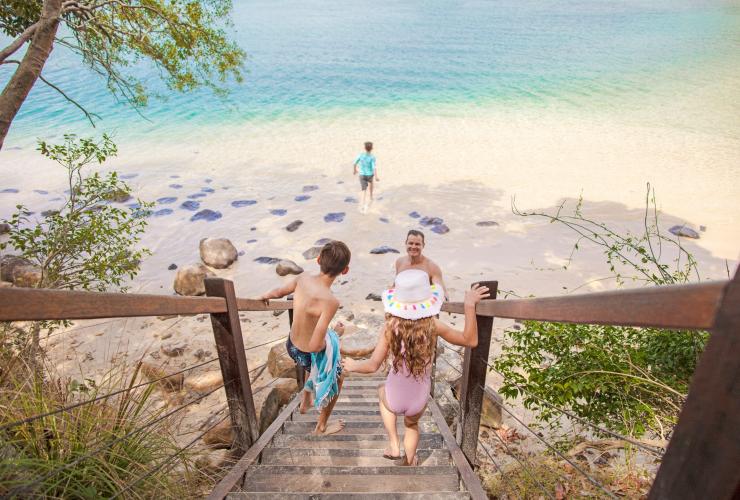 Một gia đình bước xuống những bậc thang hướng về phía làn nước xanh ngọc, Lạch Tallebudgera, Thành phố Gold Coast, Tiểu bang Queensland © Destination Gold Coast