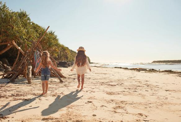 Hai đứa trẻ đang đi bộ trên bãi biển ở Burleigh Heads, Thành phố Gold Coast, Tiểu bang Queensland © Tourism and Events Queensland