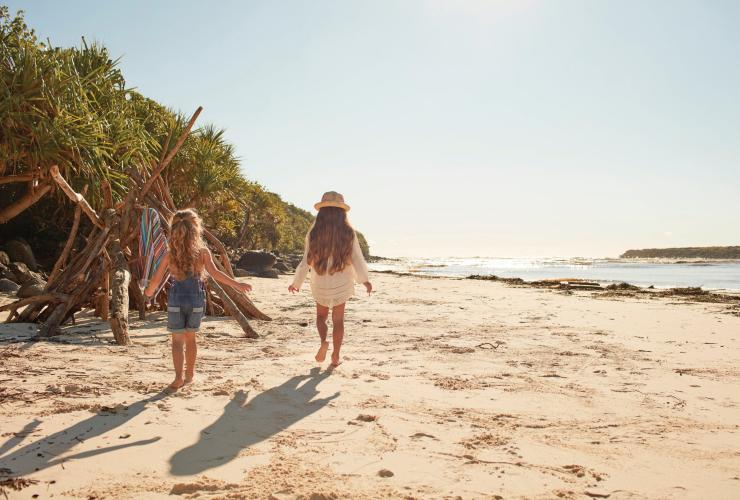 Hai đứa trẻ đang đi bộ trên bãi biển ở Burleigh Heads, Thành phố Gold Coast, Tiểu bang Queensland © Tourism and Events Queensland
