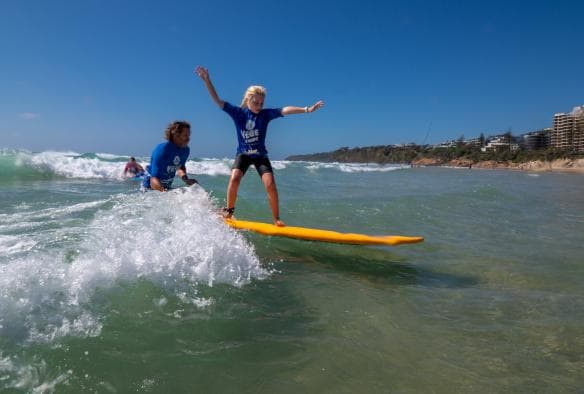 Coolum Surf School, Vùng Sunshine Coast, Tiểu bang Queensland © Tourism and Events Queensland