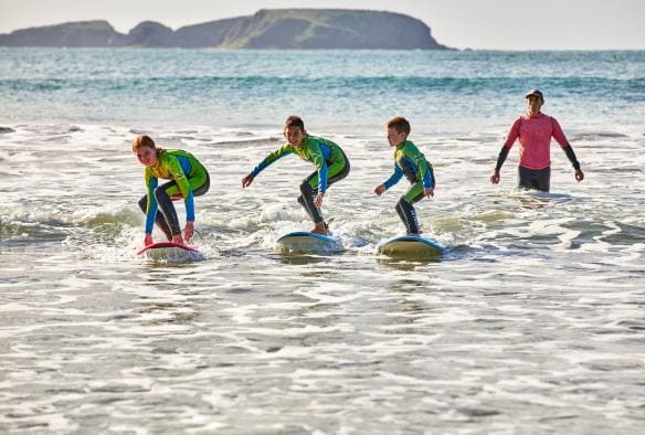 Surf The Bay Surf School, New South Wales © Tourism Australia