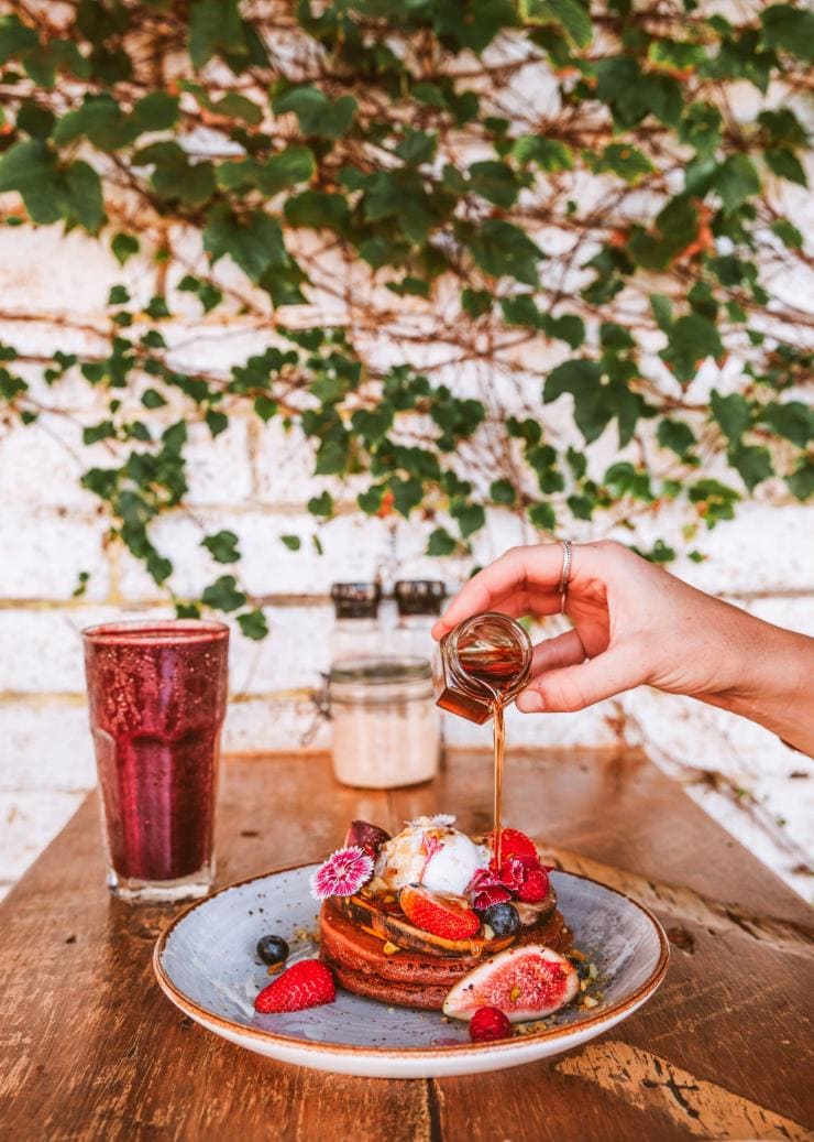 Commune Cafe, Burleigh Heads, QLD © Tourism and Events Queensland