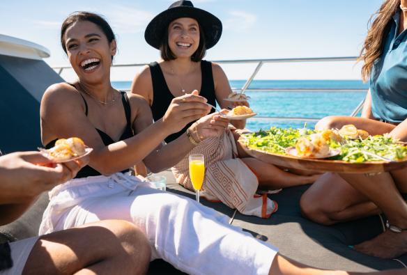 Nhóm thực khách đang thưởng thức hải sản trên thuyền, Rottnest Cruise, Đảo Rottnest, Tiểu bang Tây Úc © Tourism Australia